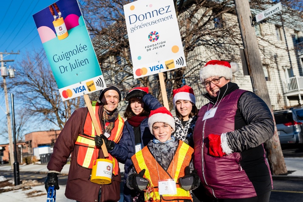 Des bénévoles quêtent dans les rues de Montréal à l’occasion de la 21e Guignolée Dr Julien.